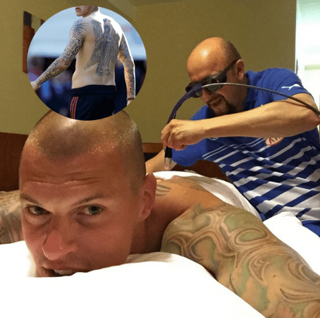 Martin Skrtel Slovenský kapitán týmu by byl hloupý sundat ty úžasné černo-šedé rukávy. Odstranění tohoto andělského zadního dílu by bylo téměř nemožné. Pokud by ale chtěl, stálo by ho to 6330,24 $, dva roky života, 13 hodin a 19 zasedání. Jednatřicetiletý hráč je obráncem národního týmu Slovenska (č. 3) a klubu Liverpool F.C. (#37). Jeho roční plat? 4,6 milionu dolarů.