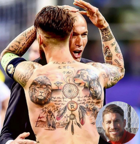 Sergio Ramos Ramos, wenn Sie Ihre Tinte entfernen, werden wir SEHR unzufrieden mit Ihnen sein. Der Rücken und die Arme des Fußballers sind mit Tintenflecken bedeckt, darunter ein Löwenkopf, ein Traumfänger, Juwelen und Familienporträts. Es würde sechs Stunden dauern, verteilt auf drei Jahre und 16 Sitzungen, um seine Tätowierungen zu entfernen. Ramos spielt Abwehr für die spanische Nationalmannschaft (#15) und Real Madrid C.F. (#4).