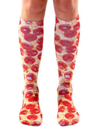 Wenn der Empfänger von Socken mit einem käsigen Peperoni-Pizzamuster unzufrieden ist, überprüfen Sie so schnell wie möglich seinen Puls. Holen Sie sich diese und weitere lustige Socken hier.