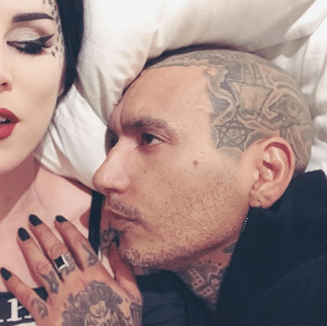 Foto přes @thekatvond Na základě spousty selfie se zdá, že Von D je zasažen hudebníkem PRAYERS.