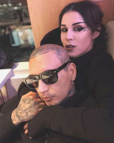 Foto přes @thekatvondNetrvalo dlouho a potetovaný pár trávil společně veškerý svůj volný čas.