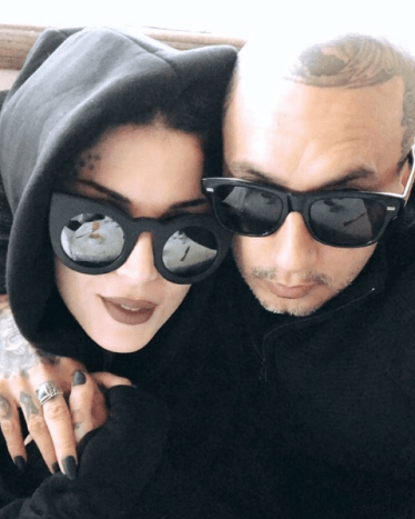 Foto přes @thekatvond Jako umělci s láskou k temnotě a tetování můžeme rozhodně vidět, že tento pár má hodně společného.