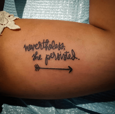 Tattoo von Jen White.Frauen in den Vereinigten Staaten sahen Senatorin Elizabeth Warren zu, als sie erklärte, warum sie der Meinung war, dass Senator Jeff Sessions nicht als Generalstaatsanwalt der Vereinigten Staaten bestätigt werden sollte. Sie sahen auch, wie die Republikaner des Senats die Senatorin von Massachusetts zum Schweigen brachten, bevor sie ihre Aussage beenden konnte, und behaupteten, Senator Warren habe sich im Senat unangemessen verhalten, berichtete die Huffington Post. Die Erklärung von Senator McConnell für die gegen Senator Warren ergriffenen Maßnahmen lautete, dass sie vor einem Verstoß gegen die
