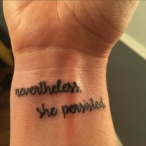 Stevie Petett-Cope's Tattoo im Club Tattoo in Mesa, A.Z. Foto: Instagram. „Ich frage mich, ob Mitch McConnell dachte, dass seine Worte eines Tages ein Tattoo sein würden.