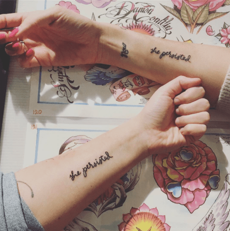 Nora McInerny und eine Freundin zeigen ihre