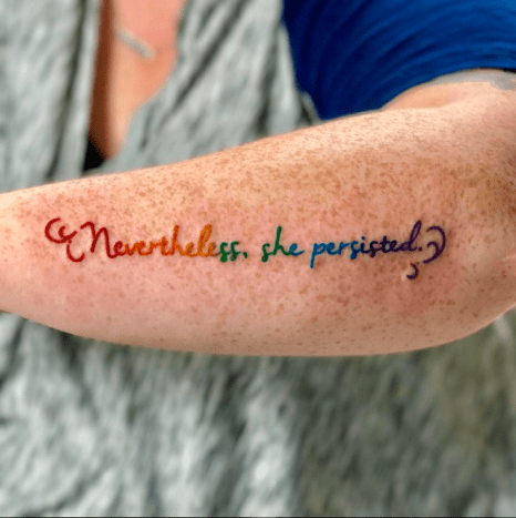 Tattoo von Lyndi Lou. Abgesehen davon, dass sie gegen Ungerechtigkeit Stellung beziehen,