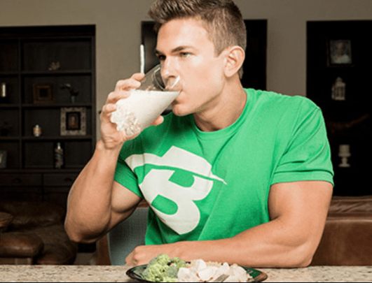 Trotz der Tatsache, dass Muttermilch teurer ist, hat sie für Bodybuilder weniger Vorteile als normale Milch. Ein Artikel von Bodybuilding.com stellte fest, dass das Trinken von Milch der beste Weg ist, um ein