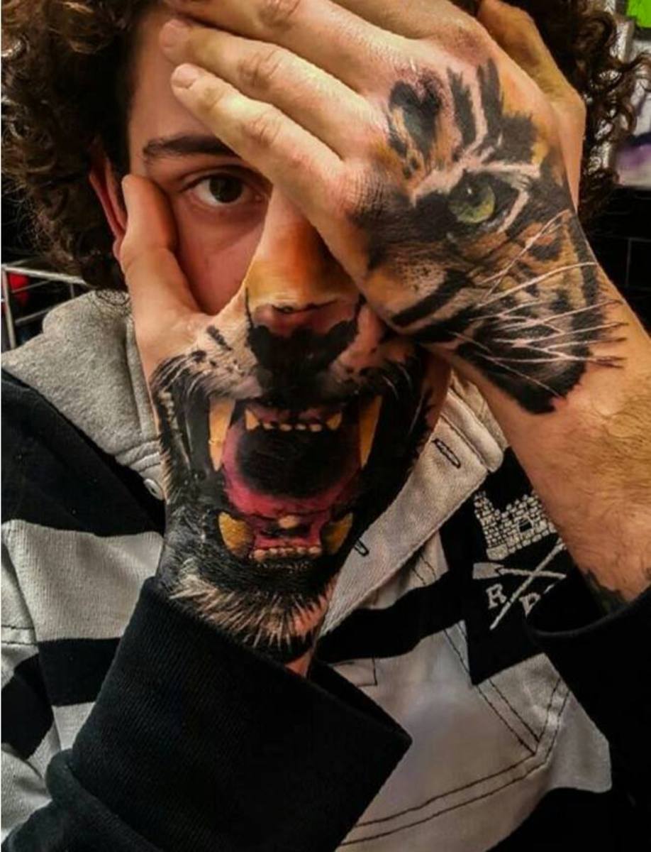 Tiger-Gesicht-Tattoos-auf-beiden-Händen