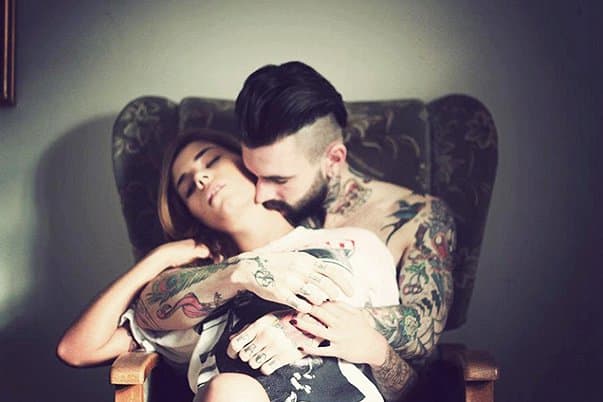 Foto via PinterestWenn das Tattoo fertig ist, fühlst du dich normalerweise erschöpft, müde und kalt, weil all deine Endorphine und dein Adrenalin den Körper verlassen haben. Ähnlich wie beim Sex möchten Sie, wenn Dopamin und Oxytocin freigesetzt werden, nur kuscheln und schlafen.