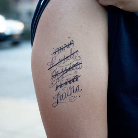 Ich denke, wir sollten mit dem Anfang beginnen, auch wenn das Tattoo am Ende kam. Im Jahr 2011 war ich sechzehn Jahre alt und absolut unerfahren, wenn es um Beziehungen ging. Ich war immer noch dabei, mich mit meiner Sexualität zu arrangieren und hatte keine Ahnung, ob ich mit einem Mädchen oder einem Jungen zusammen sein wollte. Mein Kopf sagte mir, dass es der richtige Weg war, mit einem Mann zusammen zu sein – denn damit würden sich die Gesellschaft und meine Familie wohl fühlen. Aber mein Herz hatte etwas anderes im Sinn. Sie hieß Emily und war damals meine beste Freundin. Ich hatte schon vorher beste Freundinnen gehabt, aber keine, die sich mit ihr vergleichen ließ. Wir hatten eine unerklärliche Verbindung, sie funktionierte auf eine Weise, die die meisten Leute nicht verstanden. Ich war das Mädchen, die Cheerleaderin, die im Unterricht Kleider, Röcke und Absätze trug. Sie war der Wildfang, der jeden Tag lieber wandern als einkaufen ging. Die Leute konnten nicht verstehen, warum wir beide Freunde sein sollten, nicht weniger Freundinnen, aber sie wussten nicht, was wir hatten.