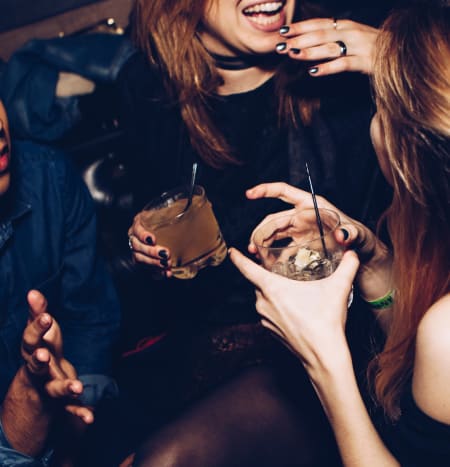 Foto über mdiscAlcohol ist buchstäblich ein Gift und das ist einer der Gründe, warum Sie sich beim Trinken tatsächlich beschwipst/betrunken/glücklich fühlen. Dies ist auch der Grund, warum Ihre Leber es hasst, wenn Sie anfangen, den Jameson zurückzuschlagen. 1967 kam jedoch eine Studie mit über 6.000 Teilnehmern zu dem Schluss, dass Menschen, die 1 bis 30 alkoholische Getränke pro Woche konsumierten, eine signifikant höhere kognitive Funktion hatten als die Gruppe, die