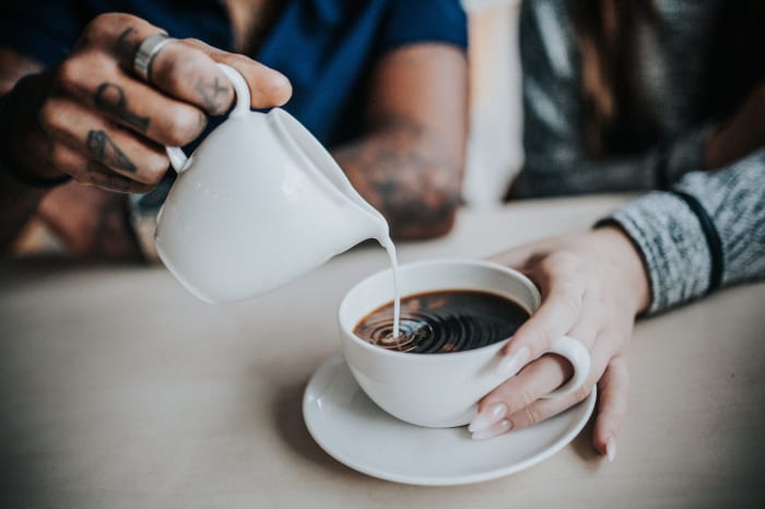 Foto via anetelusinaVorbei sind die Zeiten, in denen nur kleine alte Damen und nachmittags Canasta-Gruppen das dunkel-schmutzige Wasser tranken. Kaffee ist das angesagteste Ding seit Bärten und Einrädern, und ich denke, wir müssen diesen Hipstern dafür danken, dass sie ein so gesundes Getränk so hip zum Trinken gemacht haben. Das ist eine Menge