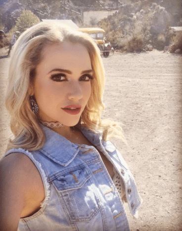 Mia Malkova im Cowboykostüm