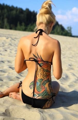 It will be Healed by SummerWir möchten nicht, dass Sie an der Seitenlinie sitzen, weil Sie sich im Sommer tätowieren lassen, weil Sie mit einem geheilten Tattoo mehr Spaß in der Sonne haben werden als mit einem frischen. Indem Sie sich im Winter tätowieren lassen und es abheilen lassen, bevor der Sommer in Kraft tritt, müssen Sie nicht auf Strandausflüge oder das Baden im See verzichten, da Ihr abgeheiltes Tattoo nicht so anfällig für Infektionen ist. Es kann Ihr kleines Geheimnis bleiben, während es heilt und Sie sich für kaltes Wetter anziehen, aber wenn die Temperatur steigt, BAM,