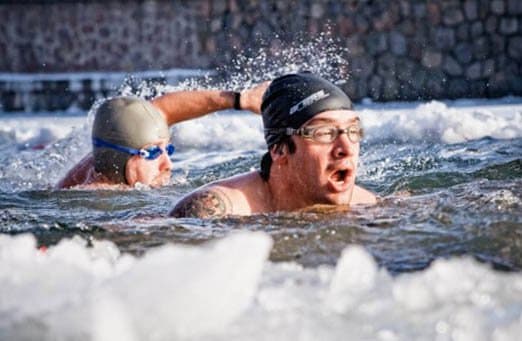 Es ist zweifelhaft, dass Sie im Januar schwimmen gehen. Wenn Sie kein Hallenbad haben, in eine tropische Umgebung reisen oder sich in einen fast zugefrorenen See stürzen, werden Sie im Winter wahrscheinlich nicht schwimmen gehen, was gut ist Nachrichten, wenn Sie planen, sich tätowieren zu lassen. Seen und Ozeane enthalten Bakterien, die für den menschlichen Kontakt sicher sind, aber bei heilenden Tätowierungen Infektionen verursachen können. Infizierte Tätowierungen sind nicht nur zu jeder Jahreszeit eine Qual, sondern können das Erscheinungsbild des Designs, für das Sie gutes Geld bezahlt haben, dauerhaft beschädigen. Gehen Sie also auf Nummer sicher und lassen Sie sich im Winter tätowieren, wenn Sie nicht in Versuchung geraten, im Meer zu baden.