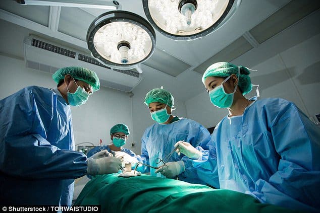 Die Frau glaubt, aufgrund von Krebs einen Knoten in der Brust zu haben, und wird am 7. März operiert, um die Masse zu entfernen. Während des Eingriffs fanden die Ärzte jedoch stattdessen einen 5 Zoll langen Bandwurm.