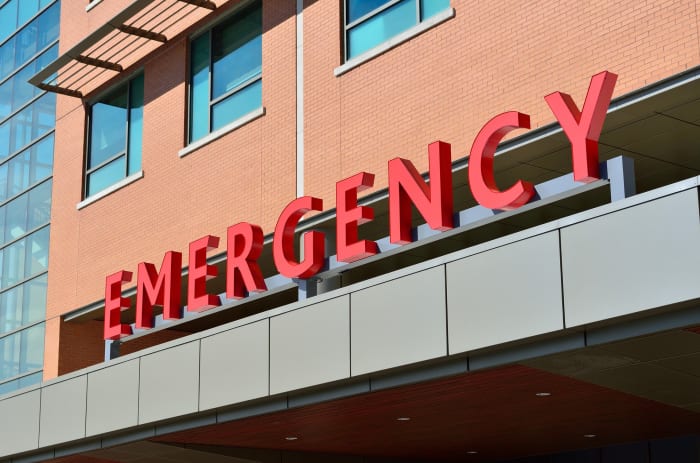 Foto über pixabayLucinda wurde mit einem Krankenwagen in ein Krankenhaus in Birmingham gebracht. Während sie im Krankenwagen war, geriet sie in Panik, weil sie die Fähigkeit zu sprechen verlor. Allen sagte: „Ich dachte, ich könnte eine Gehirnblutung haben. Danach war es verschwommen. Alles, woran ich mich erinnere, ist Verwirrung, Träume und Realität vermischt, Angst …“