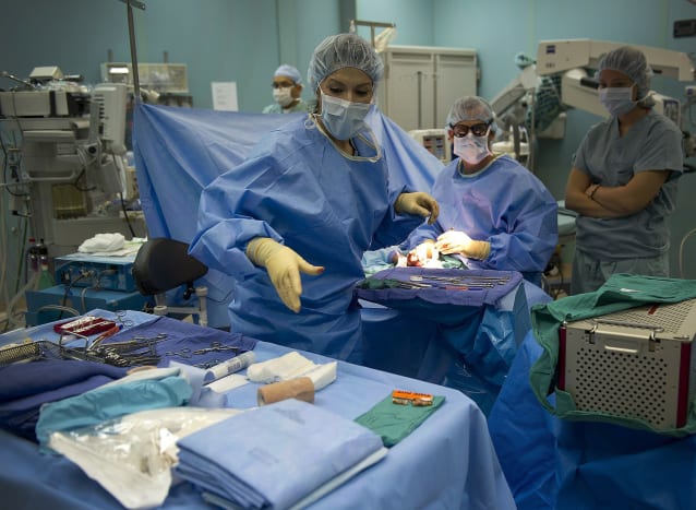 Foto via pixabaySie wurde schnell in ein medizinisch induziertes Koma versetzt und einer Kraniotomie unterzogen – einer Art Gehirnoperation, bei der ein Abschnitt des Schädels des Patienten aufgeschnitten wird, um einen Teil des Drucks auf das Gehirn zu entlasten. Die Ärzte befürchteten, dass das Baby zu früh geboren werden müsste, aber Scans bestätigten, dass das Baby gesund war. Sechs Tage später erwachte Lucinda aus dem Koma, leider war sie gelähmt!