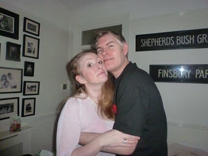Foto via Lucinda AllenLucinda ist jetzt auf der Mission, das Bewusstsein für Kopfschmerzen nach dem Orgasmus zu schärfen und wie dies ein Symptom für ein ernsteres Problem sein kann. „Niemand spricht über Kopfschmerzen nach dem Orgasmus und das ist verständlich. Aber aufgrund dessen, was mir passiert ist, bin ich jetzt auf der Mission, das Bewusstsein dafür zu schärfen, dass dieser Schmerz ein Warnzeichen für eine bevorstehende Gehirnblutung sein kann. „Dadurch habe ich einen großen Teil von ‚mich‘ verloren – meine Karriere, alle Geschwister meiner Tochter, meine Pläne für die Zukunft. Ich habe das Glück, überhaupt hier zu sein. Alles, was ich jetzt möchte, ist, andere Menschen auf diesen schrecklichen Zustand aufmerksam zu machen. Ich denke, wenn die Leute sich dessen bewusst sind, wissen sie, dass sie schnell damit umgehen müssen, wenn es zuschlägt.“