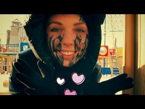 Foto via youtube Zumal das, was sie sich ins Gesicht tätowieren ließ, der Name ihres Freundes war...den sie erst vor ein paar Stunden kennengelernt hat!
