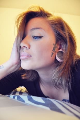 Foto via pinterestDieses kraftvolle Tattoo passt gut zur Knochenstruktur dieser Frau.
