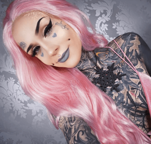 Foto přes instagram Monami Frost to vždy dělá správně ... včetně jejího obličejového inkoustu!