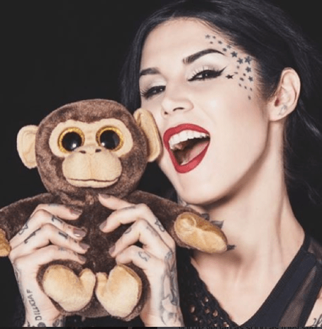 Foto via InstagramKat's Signature Stars ebneten die Welle für viele Frauen, die daran dachten, sich Gesichtstinte zu besorgen. Kat hat auch kleine Blitze unter ihrem rechten Auge.