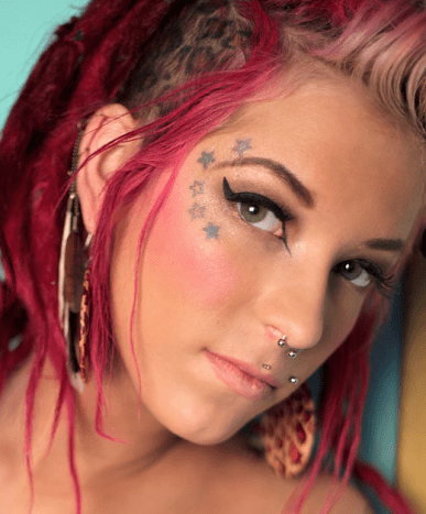 Foto via tat trendsStars sind eines der beliebtesten Symbole für ein Gesichtstattoo.