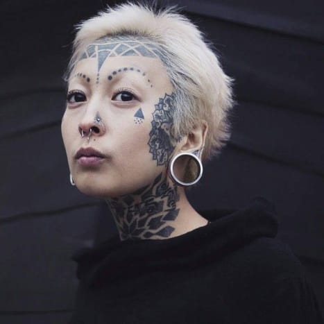 Foto via InstagramWir glauben, dass dies eine perfekte Kombination aus Tinte ist, die mit dem Gesicht einer Frau zusammenarbeitet und ihre Schönheit tatsächlich hervorhebt.