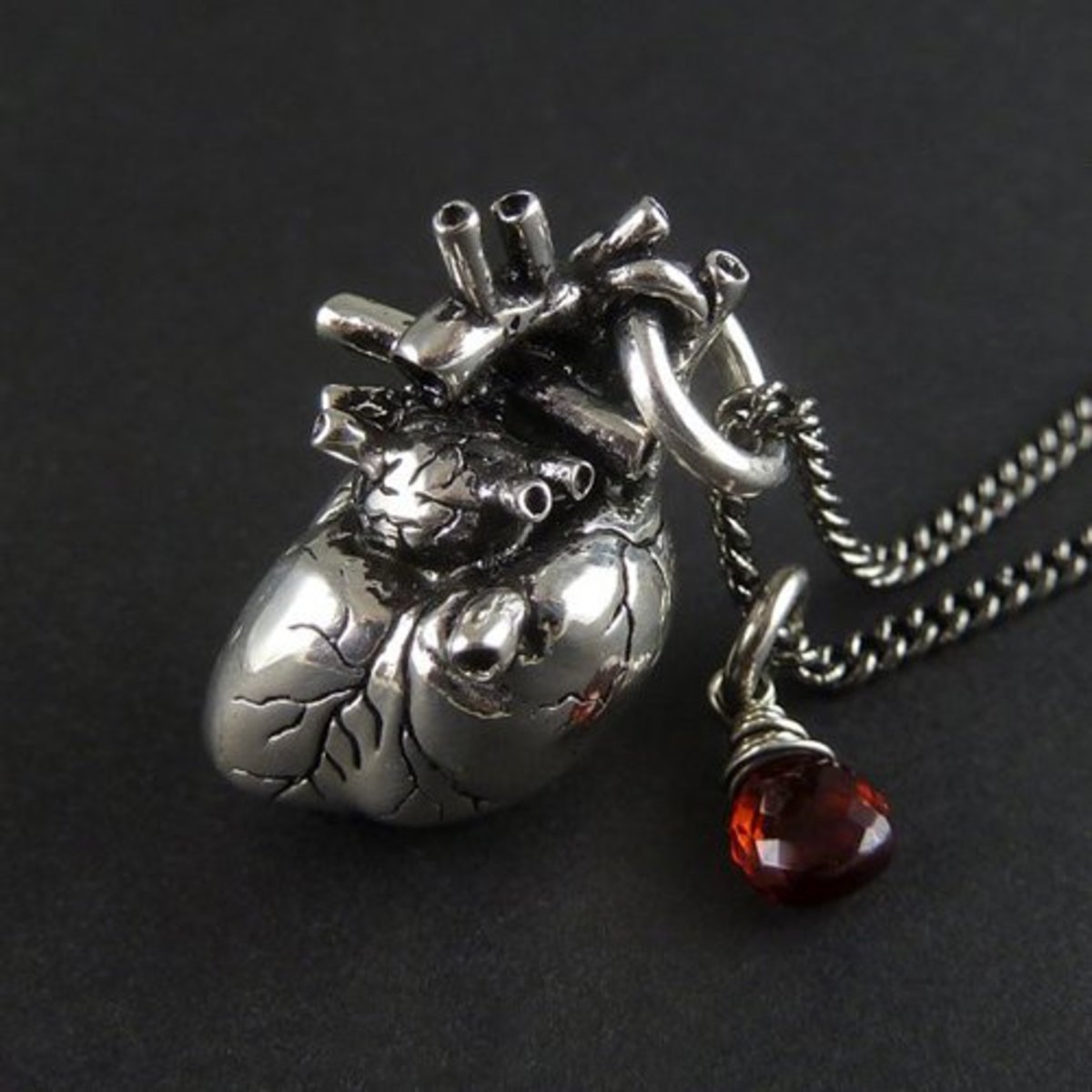 3-anatomický-náhrdelník se srdcem-se-mincovním-stříbrným-drátem-zabaleným-granátem-od-ztraceného apoštola