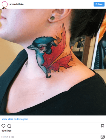 Amanda Fiske, 25, aus Boston, Massachusetts, wurde wegen ihres Blue Jay-Hals-Tattoos kritisiert. Fiske hat die Nackentinte vor etwa einem Jahr bekommen, weil sie sie an ihre Kindheit erinnert. Sie erhält jedoch eine Gegenreaktion wegen ihrer Ähnlichkeit mit dem Toronto Blue Jays-Logo. Fiske erzählte Vice, dass sie das Tattoo bekommen hat, weil es ihre beiden Lieblingsdinge kombiniert, die sie daran erinnern, in einem Vorort außerhalb von Boston aufzuwachsen: ein Blauhäher, zu Ehren derer, die aus dem Vogelhäuschen im Garten ihrer Eltern essen würden, und ein rotes Ahornblatt, weil sie es liebt, wenn sich die Blätter im Herbst verfärben. Fiske, die kein Sportfan ist, erkannte die Ähnlichkeit erst, als eine Freundin sie darauf aufmerksam machte.