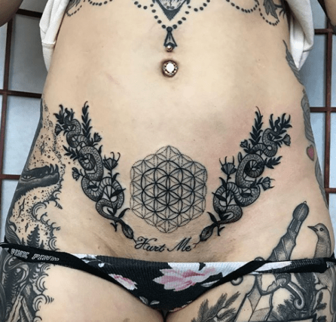 Tattoo @josephhaefstattooerJoseph Haefs ist ein Tätowierer, der sich auf feminine Fine-Line-Tattoos spezialisiert hat.