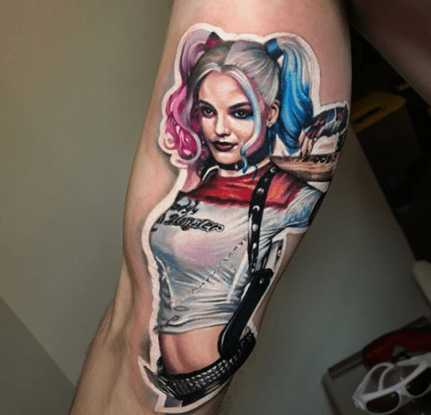 Was halten Sie von dieser neuen Technik? Würdest du ein Sticker-Tattoo bekommen? Machen Sie sich wie wir Sorgen um den weißen Umriss? Lass es uns im Kommentarbereich wissen!