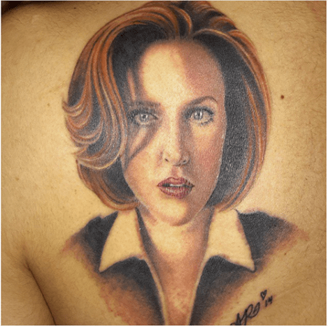 Scullyův portrét od Lary v tetovacím salonu Speakeasy.