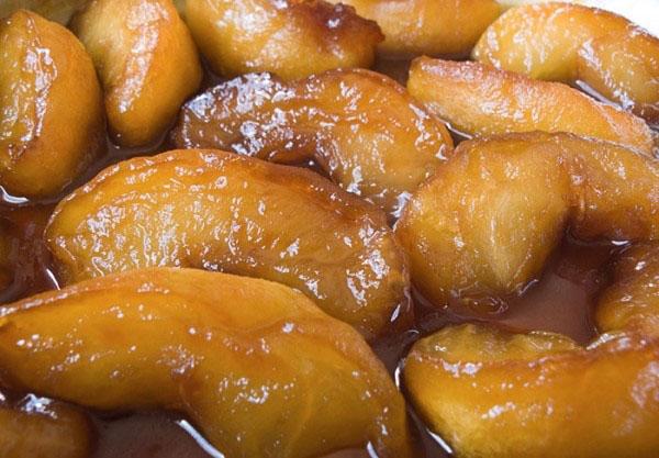 rodajas de manzana en caramelo