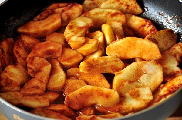 espolvorear manzanas con canela