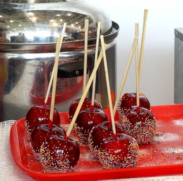 hermosas y deliciosas manzanas en caramelo