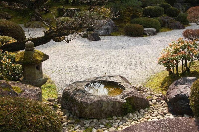 objet central dans un jardin japonais