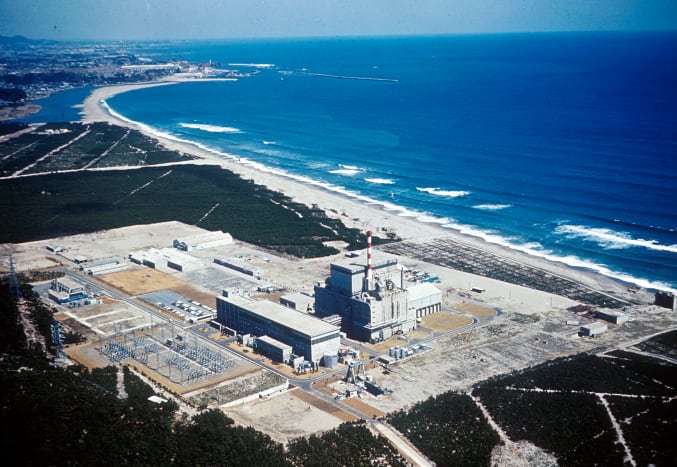 Tōkai, Ibaraki ist ein kleines Dorf im Norden Japans. Es ist am besten dafür bekannt, zwei der schlimmsten Nuklearunfälle der Geschichte auszutragen. Der erste ereignete sich 1997 im Kernkraftwerk Dōnen. 1999 kam es dann im JCO-Werk zu einem kritischen Strahlenunfall.