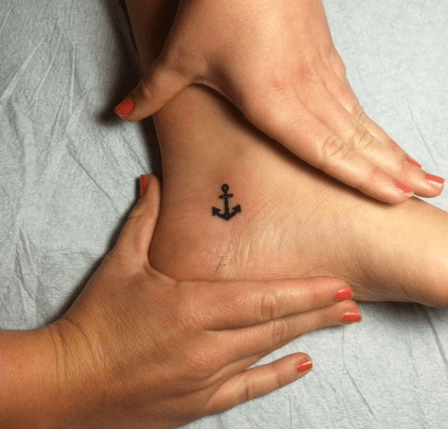 Toto tetování jí pomáhá zůstat ukotvená.