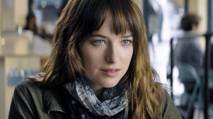 Dakota Johnson je sedmadvacetiletá herečka, která se proslavila hraním hlavní postavy ve filmové sérii 50 odstínů šedi.