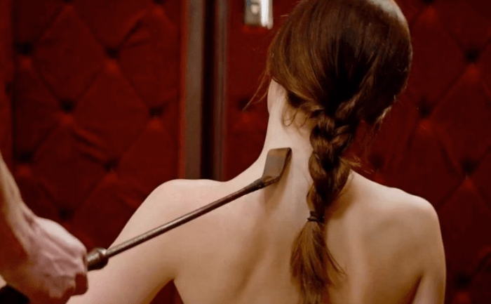 In den Filmen spielt Johnson die Figur Anastasia Steele, eine unschuldige und jungfräuliche junge Frau, die eine BDSM-Beziehung mit dem gequälten Milliardär Christian Grey eingeht.