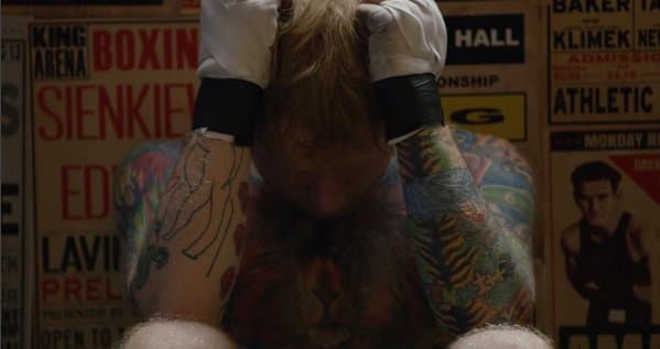 (Foto: Ed Sheeran/Instagram) In seinem Interview mit The Sun sprach Ed Sheeran über die Inspiration hinter den über 60 bunten Tattoos, die seinen Körper schmücken, nachdem er die umfangreiche Tinte in seinem neuen Musikvideo zu „Shape of You“ vorgestellt hatte. In dem Video, in dem ein Sheeran ohne Hemd in den Boxring schlägt, zeigt der 26-Jährige Dutzende von Tätowierungen auf Brust, Bauch und Armen. „Ich weiß, dass die Leute wegen der Tätowierungen aufstehen, aber man sieht sie nie, sie sind immer bedeckt – abgesehen von meinen Armen“, erklärte Sheeran im The Sun-Interview. 