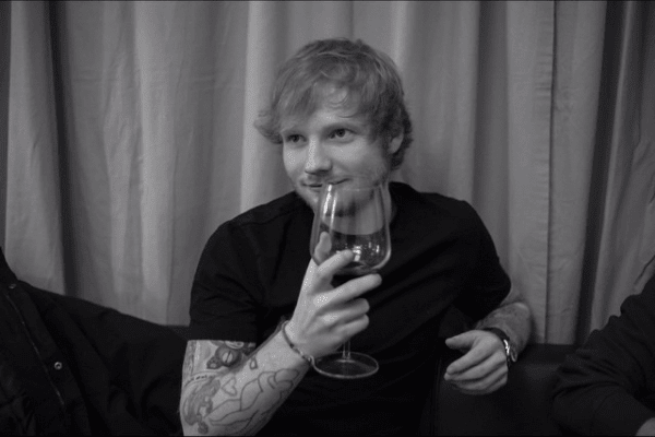 (Foto: Ed Sheeran/Instagram) Sheeranův tetovací umělec, Kevin Paul nedávno přiznal, že jen za poslední rok potetovaný zpěvák strávil na tetovacím křesle celkem 40 hodin a shromažďoval sbírku inkoustu, kterou se mu nějak podařilo držet pod pokličkou. A i když v Sheeranově budoucnosti zatím nejsou žádné svatební plány, on a přítelkyně Cherry Seaborn vypadají docela vážně a Sheeran údajně slíbil, že si po svatbě nechá udělat tetování věnované Seaborn. Pokud se jim to ale podaří, nepočítejte s tím, že by show ukradlo nějaké Sheeranovo tetování!