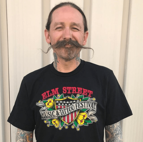 Direkt hinter Nuñez ist Peck mit 46 Jahren der zweitjüngste der Gruppe. Aber mit über 25 Jahren Erfahrung in der Tattoo-Branche ist er definitiv kein Rookie.
