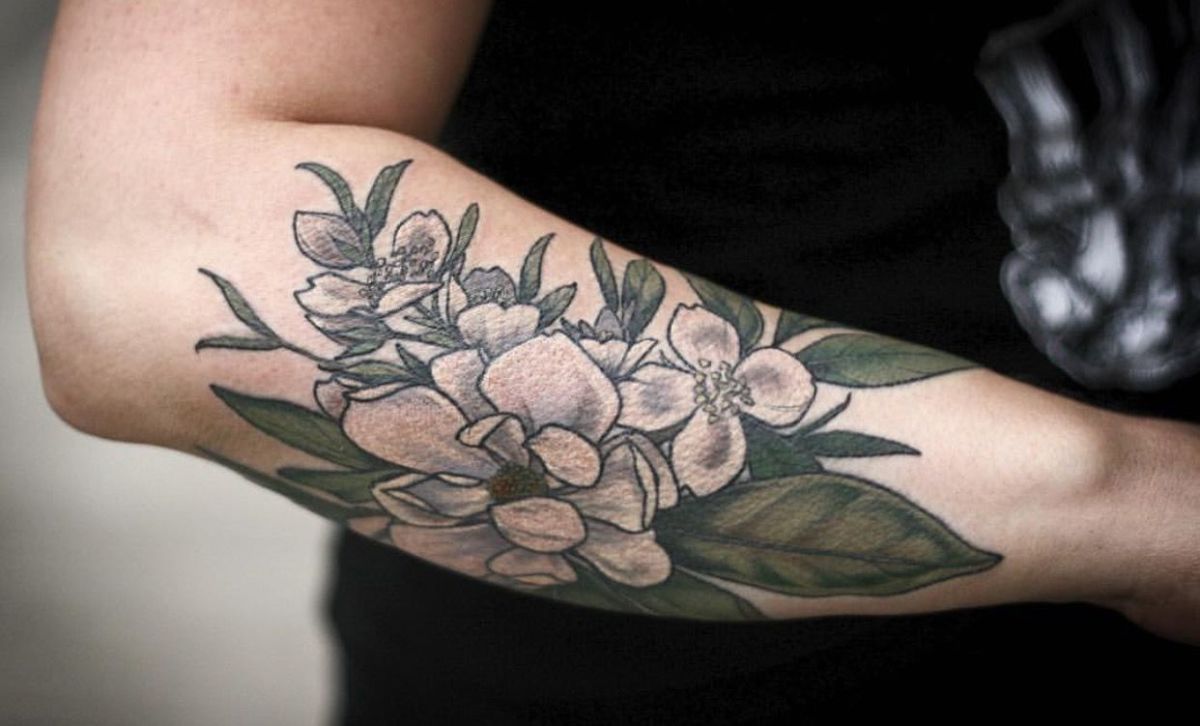 Orangefarbenes Tattoo mit falscher Blume