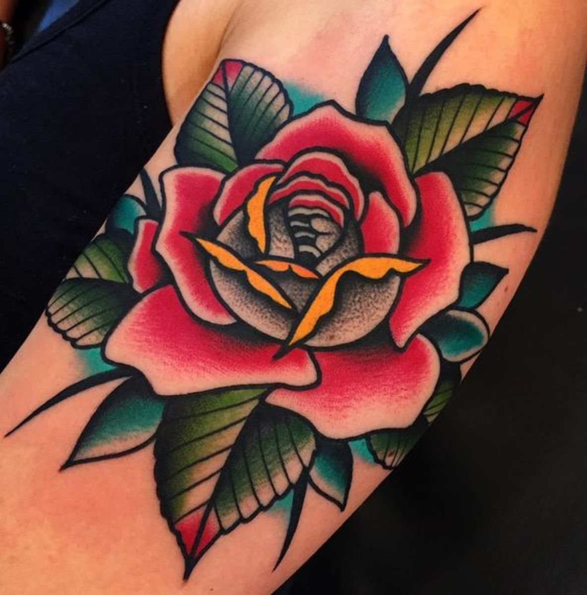 Wunderbares-rot-rosen-tattoo-von-samuel-briganti