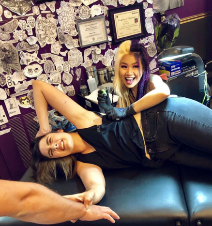 Werfen wir einen Blick auf ihre Tattoo-Reise mit ihrer Vloggerin Kimmy Tan im Video unten!