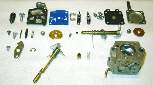 Desmontaje del carburador y lavado de las piezas.