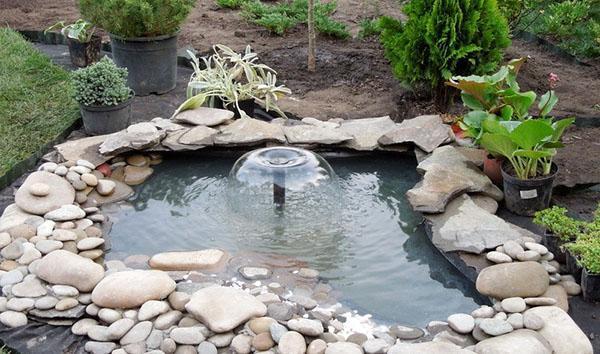 fontaine-aérateur dans l'étang